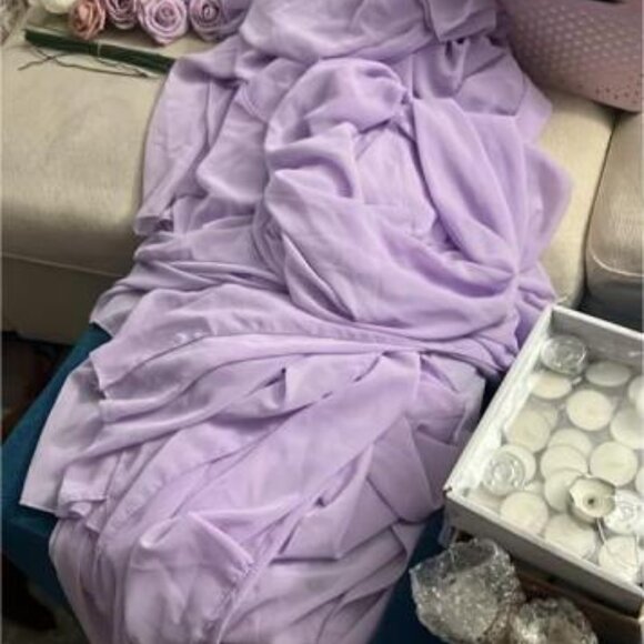 8 of Ling's 10ft Lilac Table Runners - Picture 2 of 2